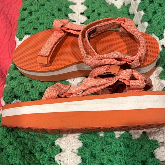 Teva Flatform sz 8 women’s - Picture 4 of 4